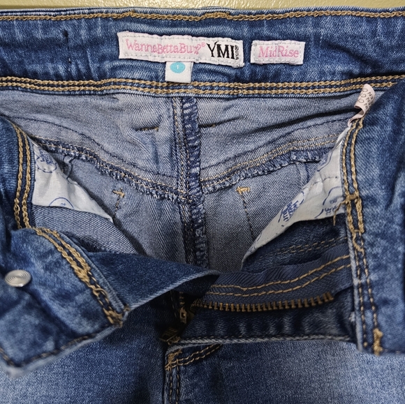 YMI Wanna Bet your Butt? Mid-Rise Jeans shorts Size 1 - Picture 6 of 8